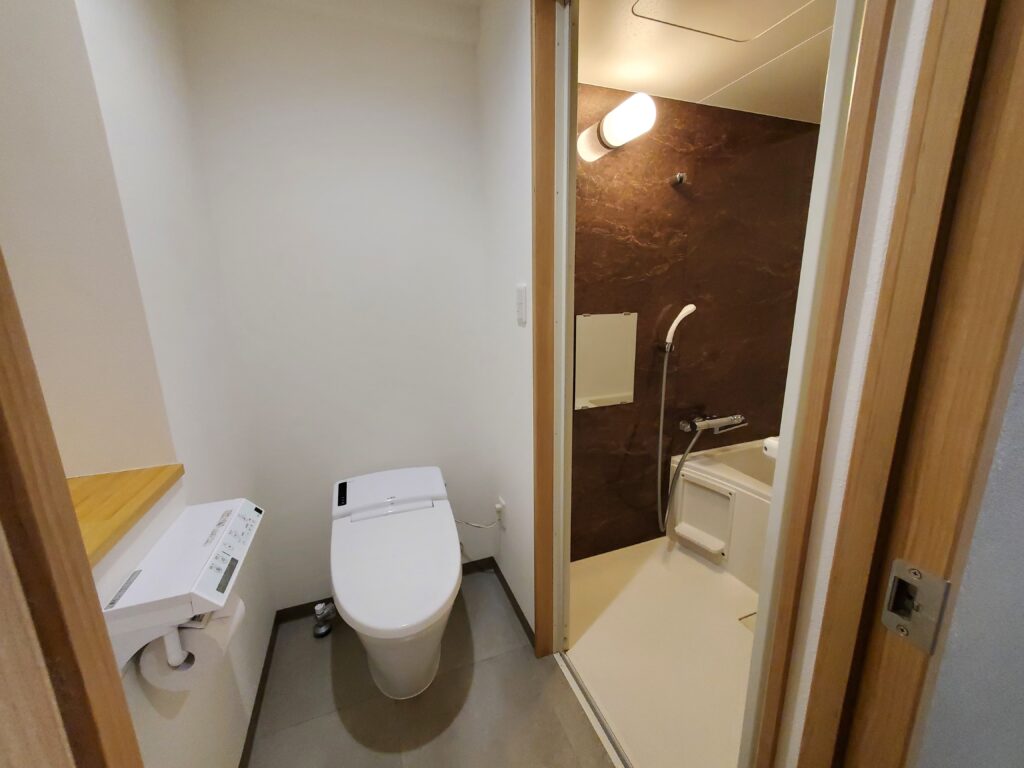 沖縄格安ホテルのトイレとシャワールーム