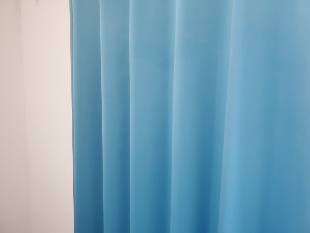 沖縄格安ホテルのコバルトブルーのカーテン