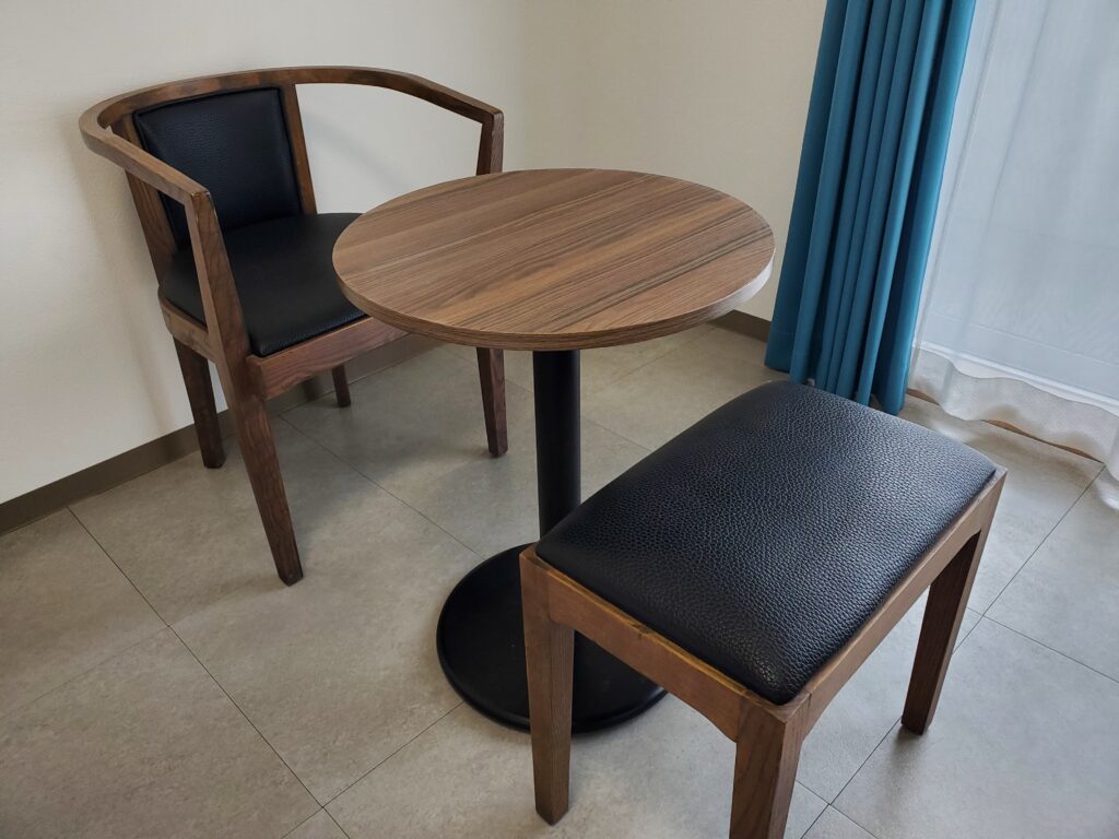 沖縄格安ホテルの机といす