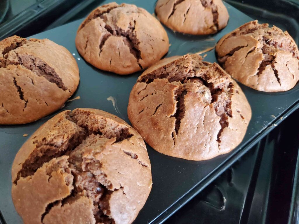焼き上がりのチョコレートマフィン