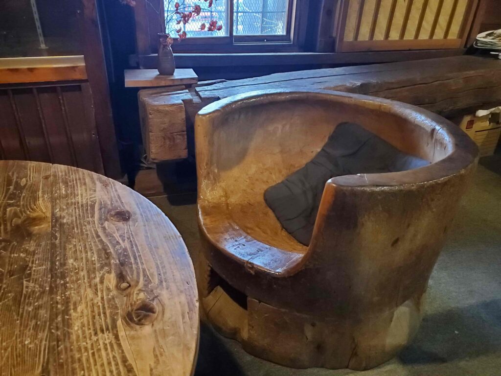 カフェの椅子が臼